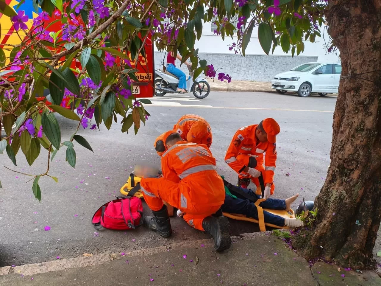 Acidente entre carro e moto em Alfenas resulta em ferimento de motociclista e trânsito congestionado