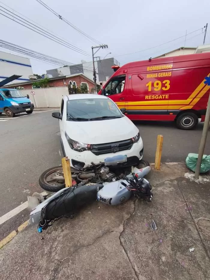 Acidente entre carro e moto em Alfenas resulta em ferimento de motociclista e trânsito congestionado