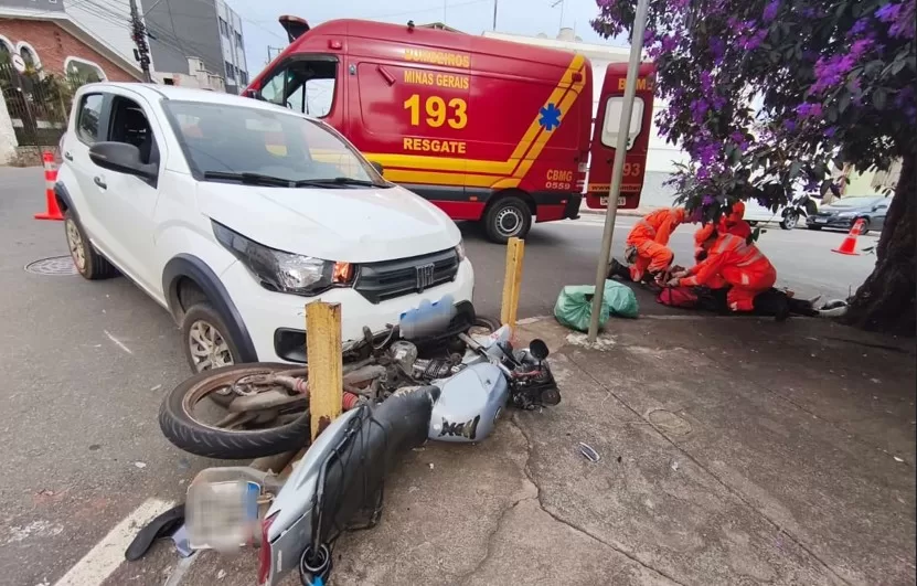 Acidente entre carro e moto em Alfenas resulta em ferimento de motociclista e trânsito congestionado