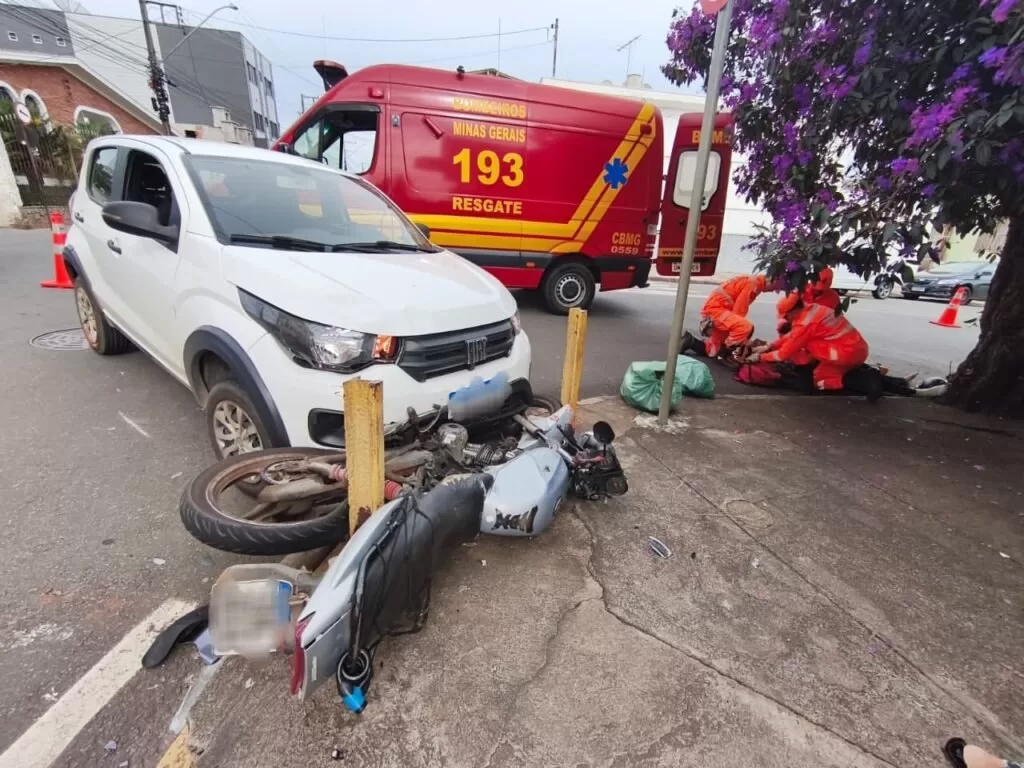Acidente entre carro e moto em Alfenas resulta em ferimento de motociclista e trânsito congestionado
