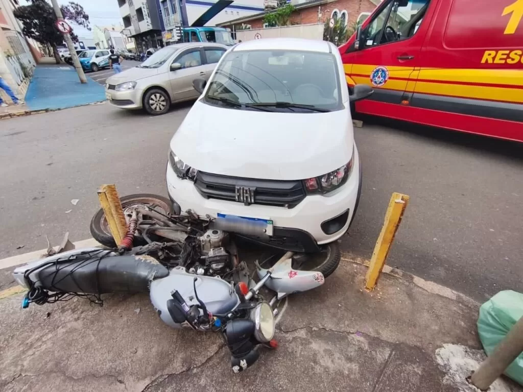 Acidente entre carro e moto em Alfenas resulta em ferimento de motociclista e trânsito congestionado