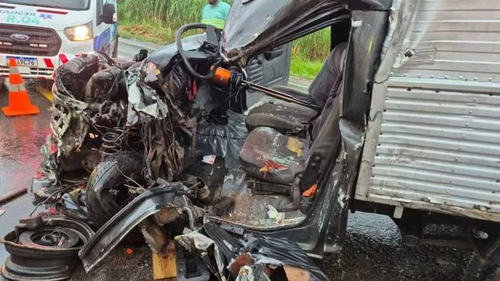 Acidente na MGC-491 em Alfenas deixa motorista preso às ferragens com fraturas