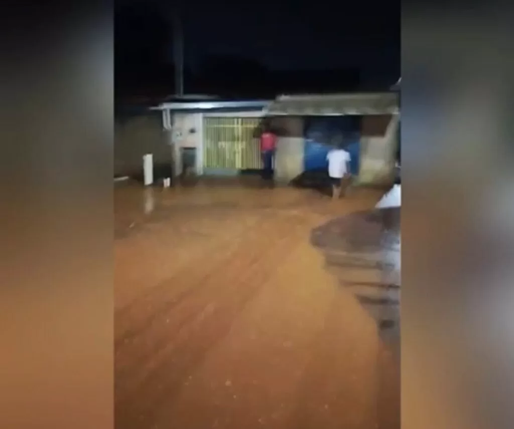 Moradores do Jardim São Carlos enfrentam alagamentos devido a obras inacabadas na prefeitura de Alfenas