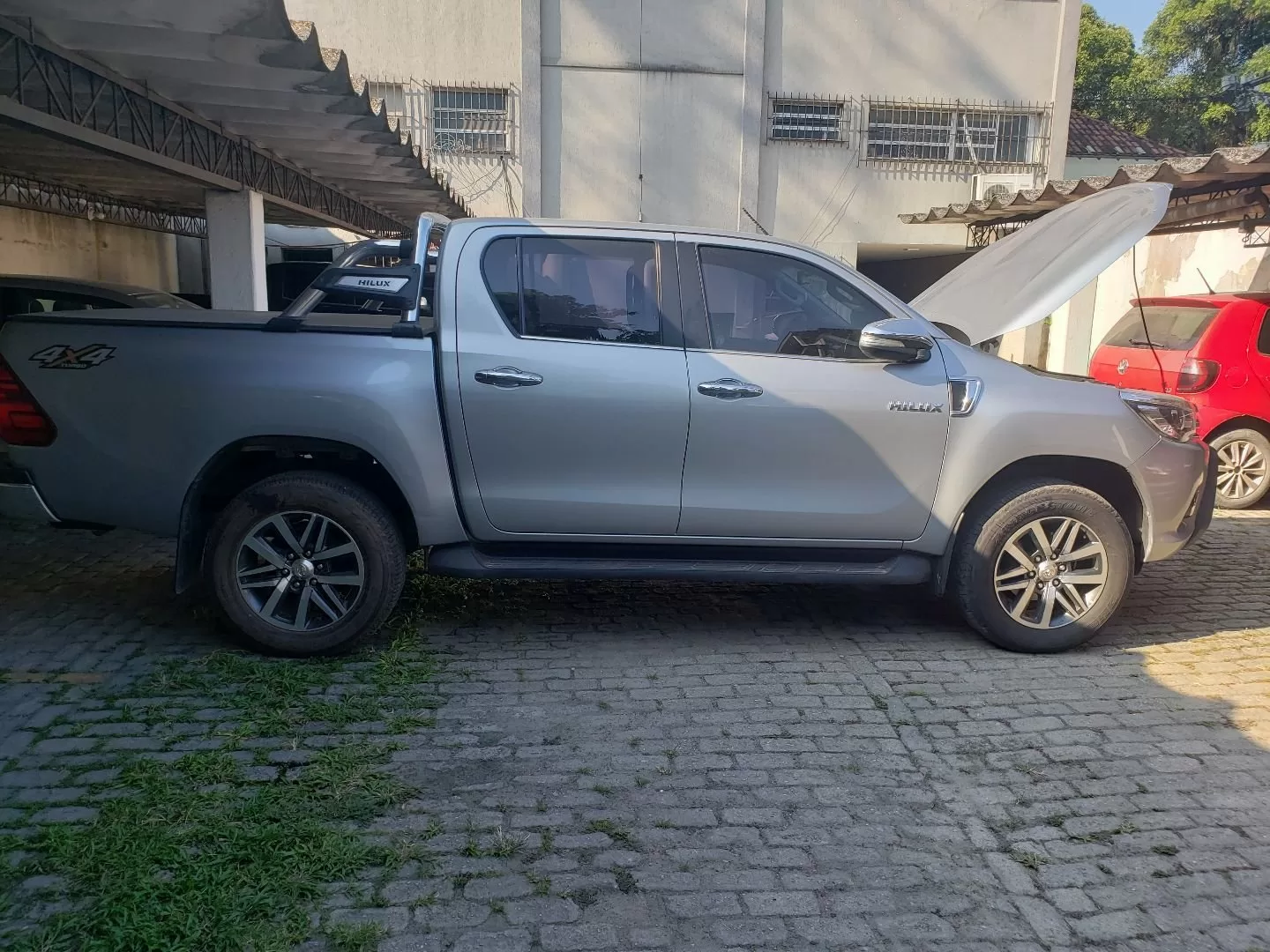 Caminhonete Toyota Hilux é furtada em bairro de Alfenas