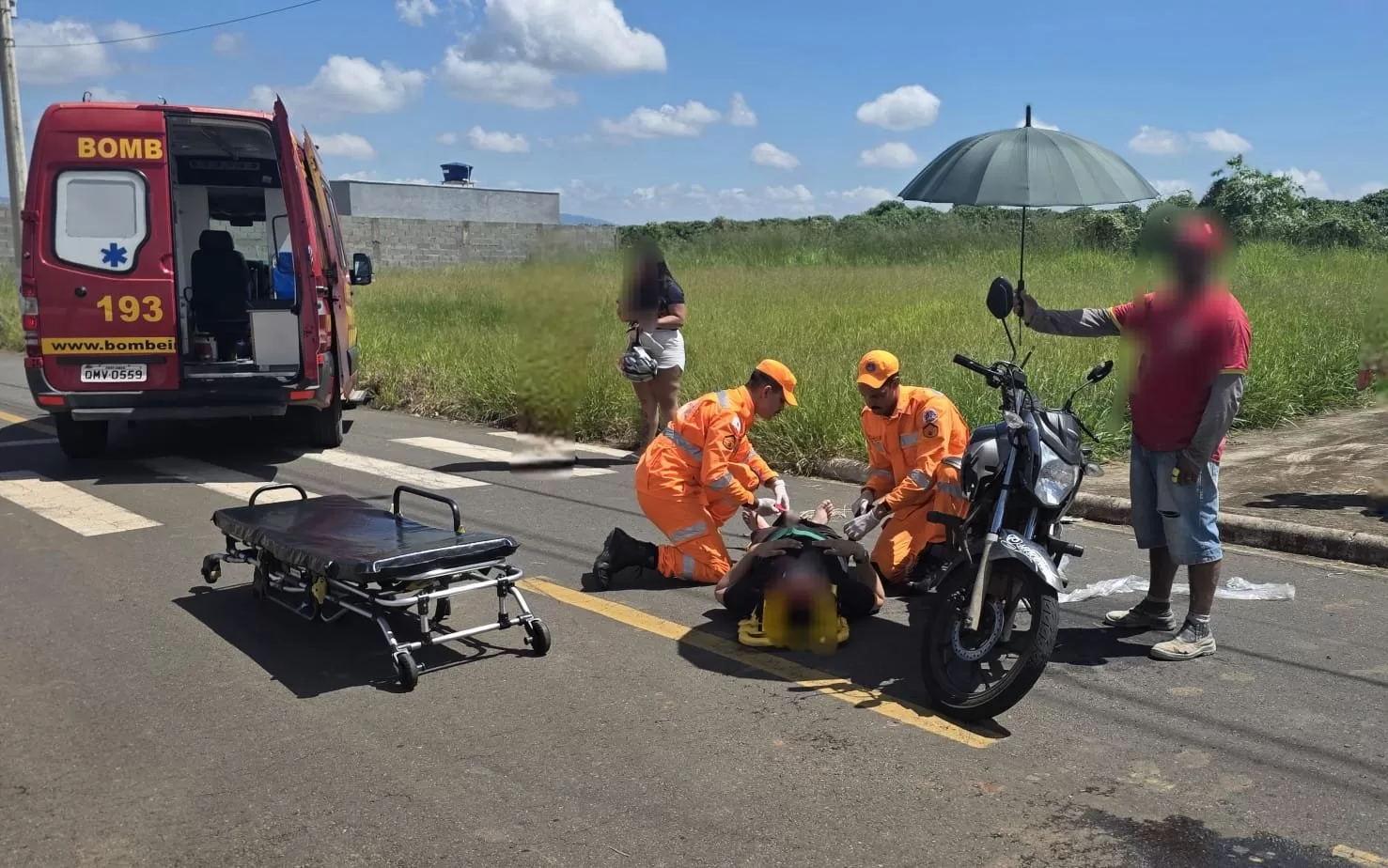 Acidente entre carro e moto em Alfenas resulta em atendimento de emergência