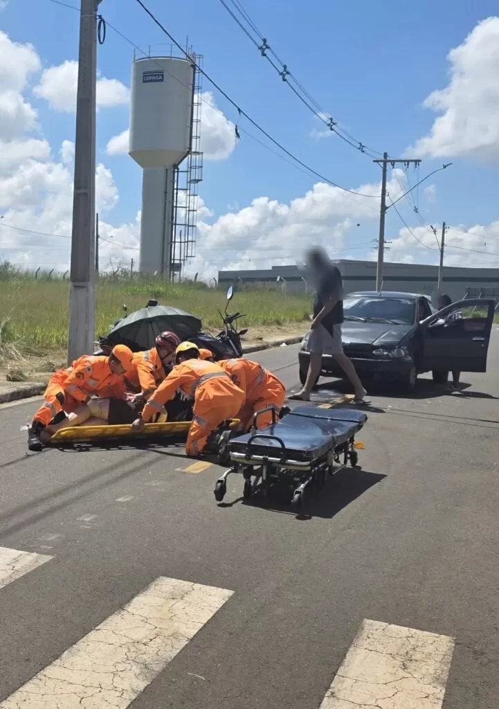 Acidente entre carro e moto em Alfenas resulta em atendimento de emergência