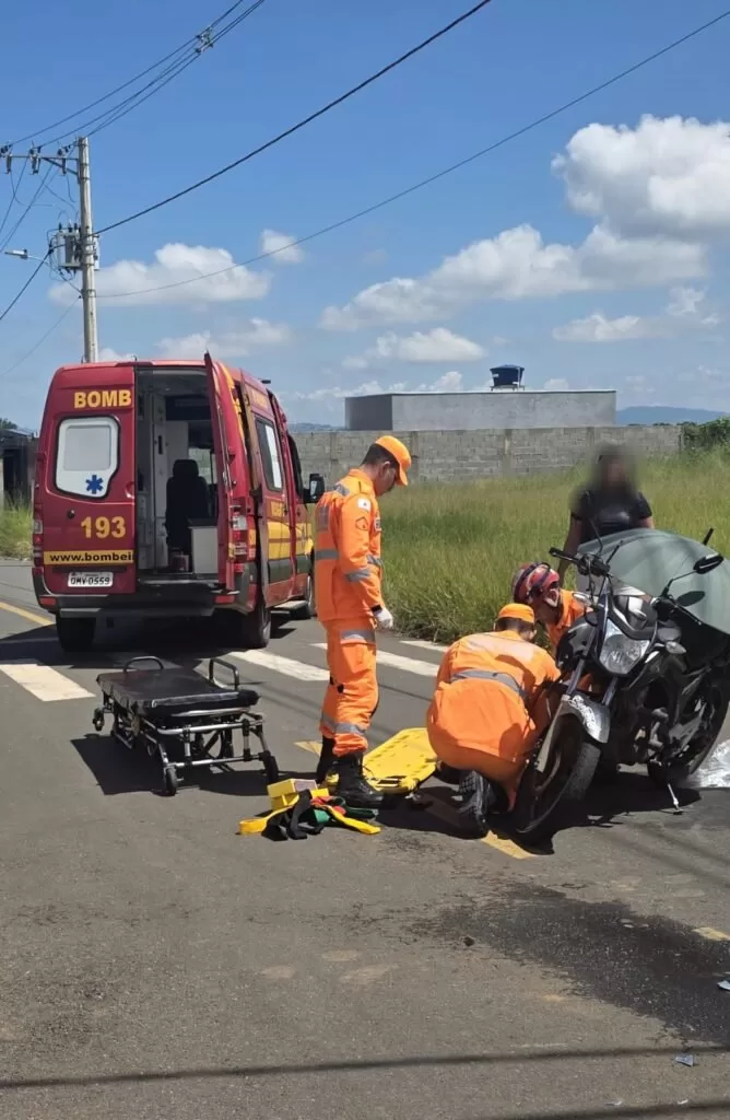 Acidente entre carro e moto em Alfenas resulta em atendimento de emergência