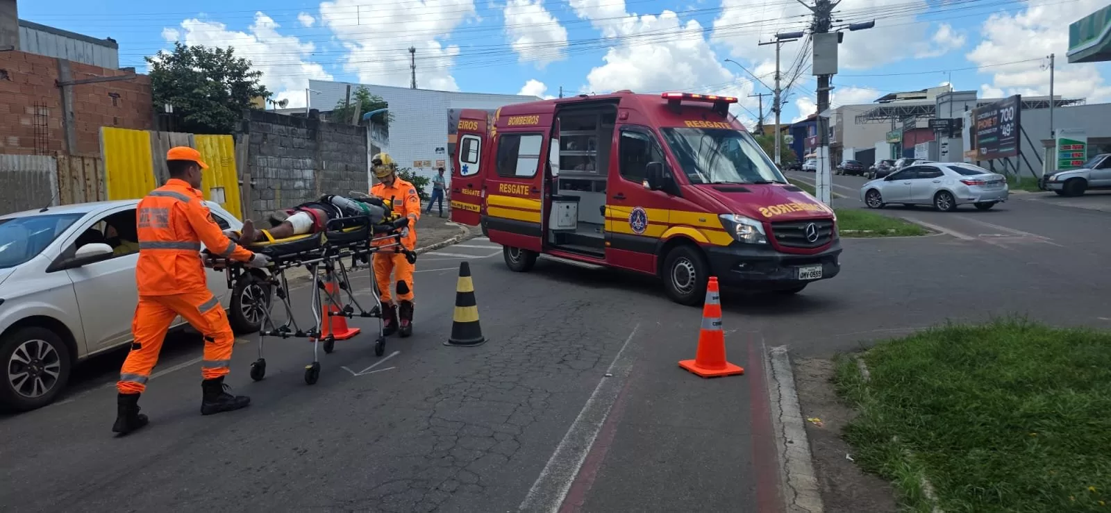 Duas colisões envolvendo motos mobilizam equipes de resgate em Alfenas neste domingo