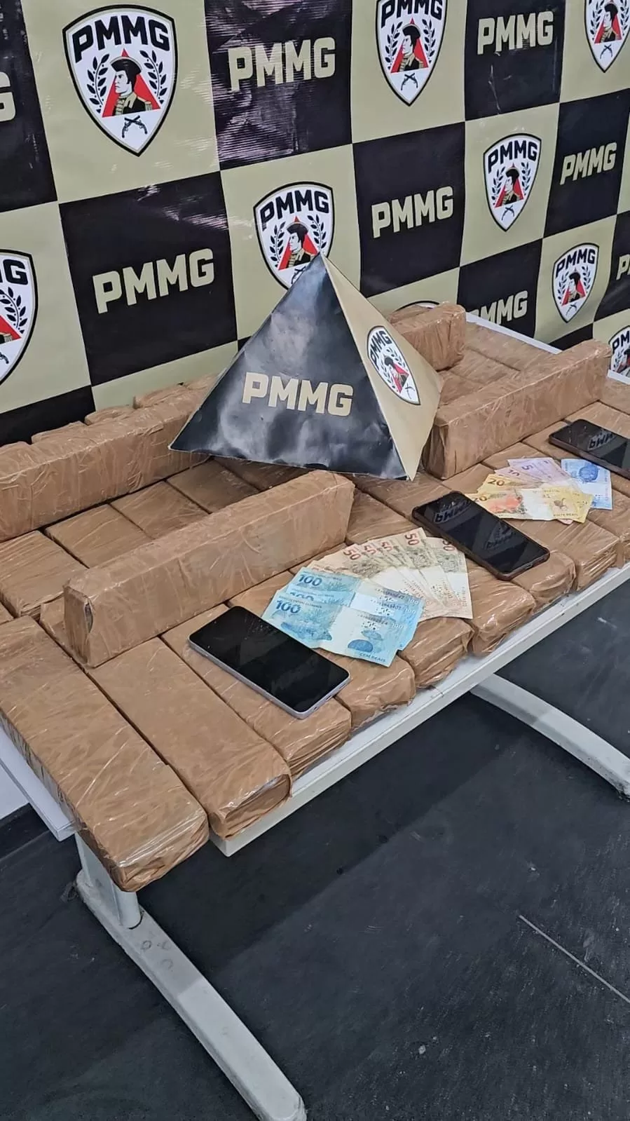 Três pessoas são presas com 50 kg de maconha em Passos