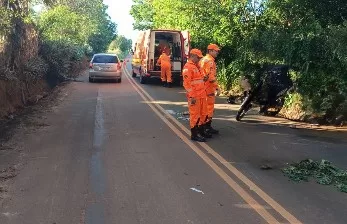 Motociclista de 51 anos fica ferido em colisão na Estrada da Harmonia, zona rural de Alfenas