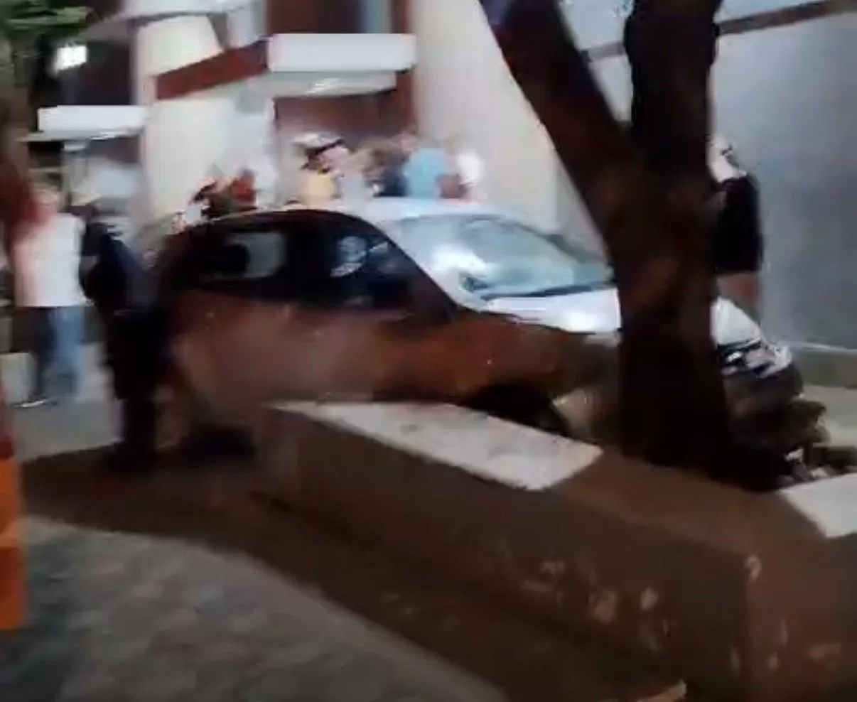 MOTORISTA EMBRIAGADO INVADE CONTRAMÃO E CAUSA ACIDENTE EM FRENTE AO VELÓRIO MUNICIPAL EM ALFENAS