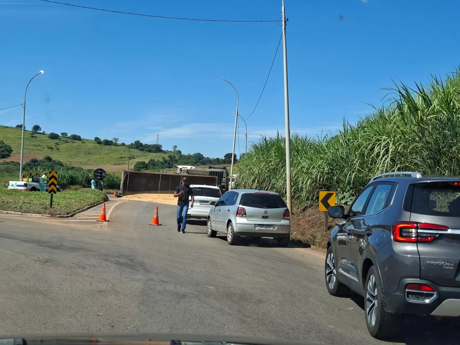 Carreta carregada com soja tomba na MGC-491 em Alfenas