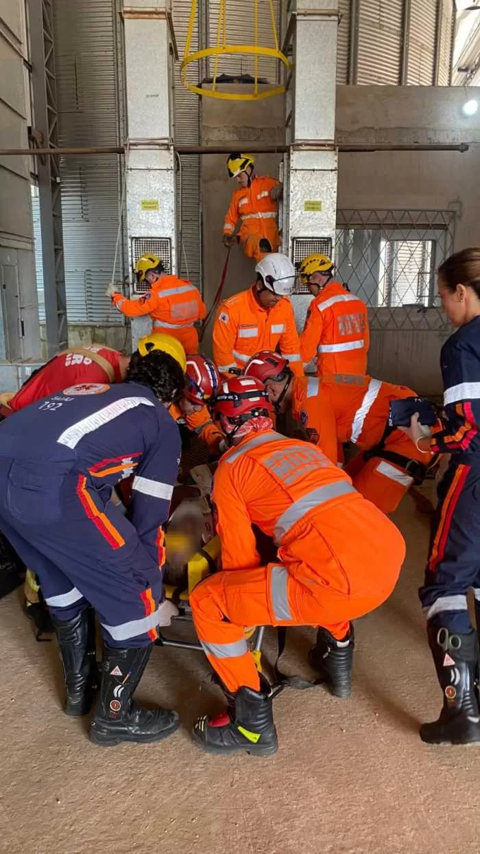 Homem sofre queda de 10 metros em Alfenas e é resgatado com ferimentos graves