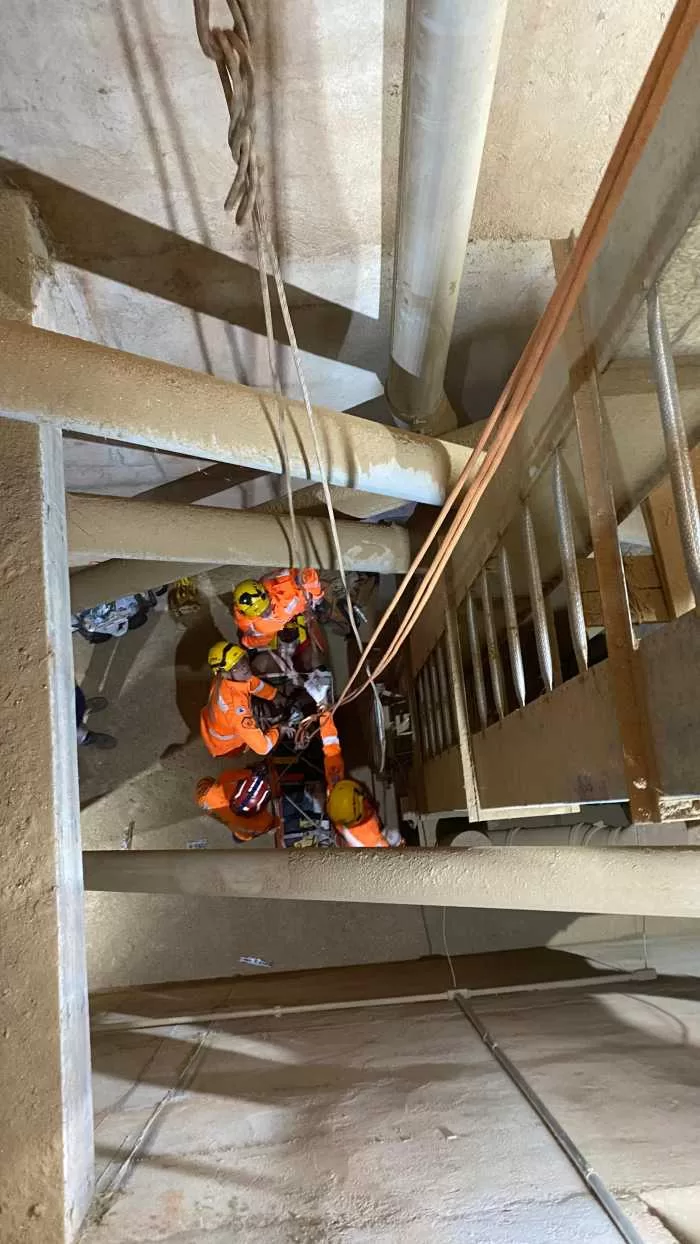 Homem sofre queda de 10 metros em Alfenas e é resgatado com ferimentos graves