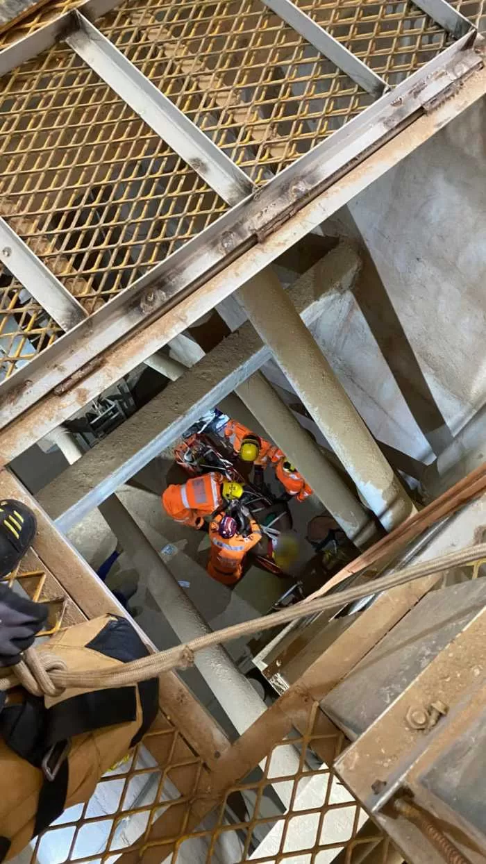Homem sofre queda de 10 metros em Alfenas e é resgatado com ferimentos graves