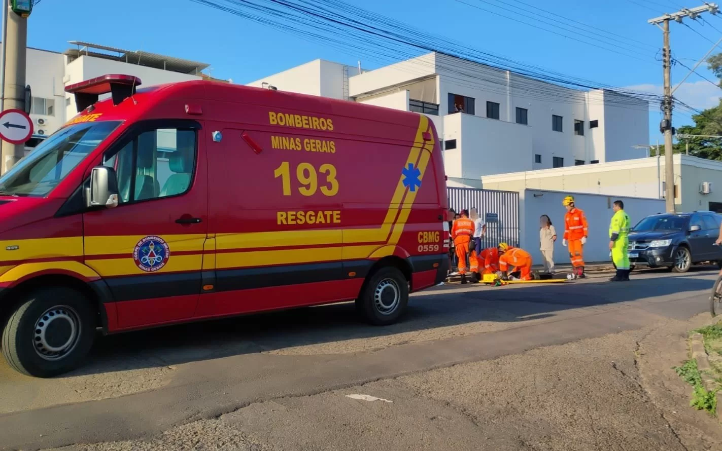 Jovem fica ferida após colisão entre carro e moto no Jardim Tropical, em Alfenas