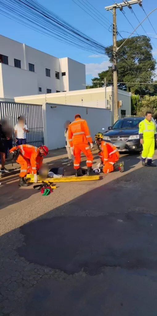 Jovem fica ferida após colisão entre carro e moto no Jardim Tropical, em Alfenas