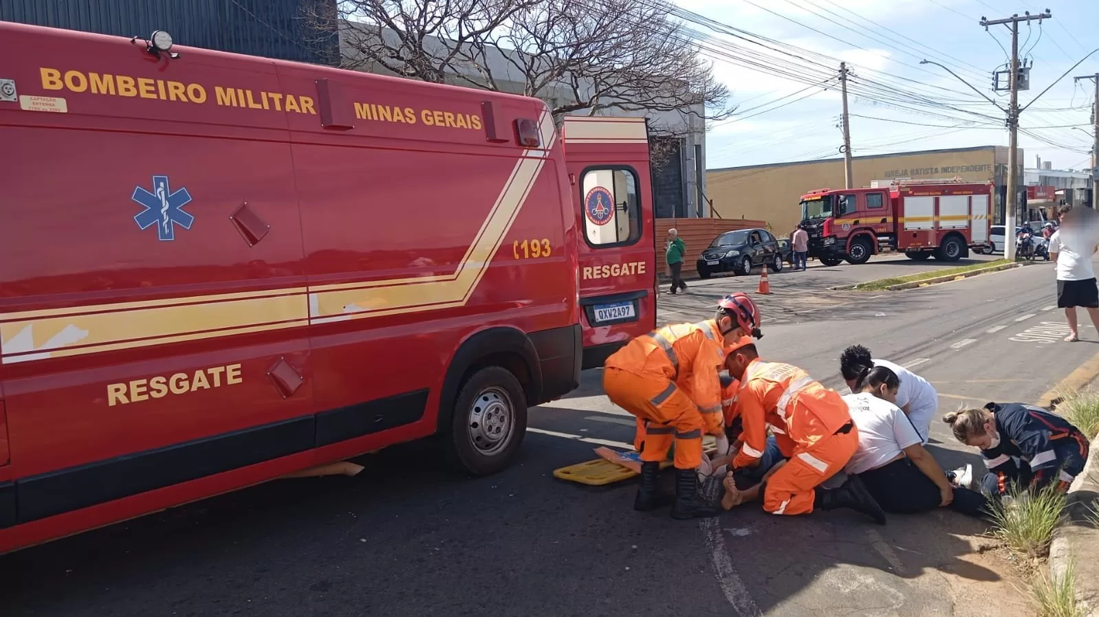 Acidente entre motocicletas na Avenida Jovino Fernandes Salles deixa três feridos em Alfenas