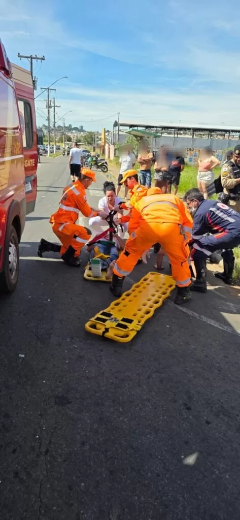 Acidente entre motocicletas na Avenida Jovino Fernandes Salles deixa três feridos em Alfenas