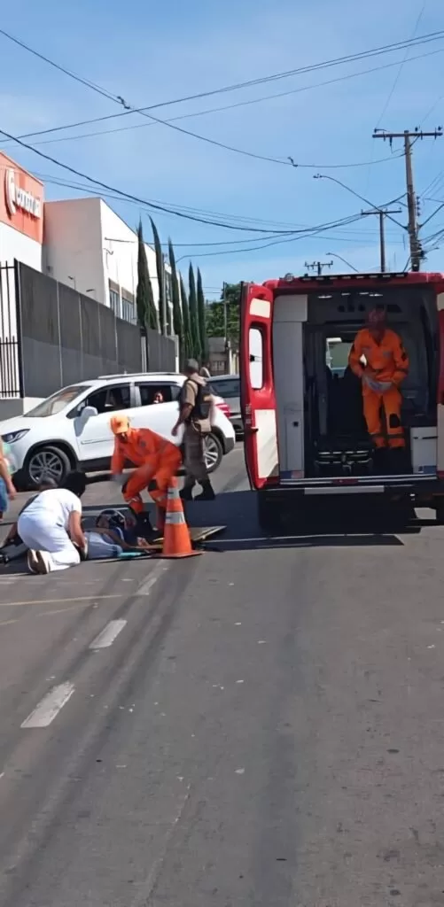 Acidente entre motocicletas na Avenida Jovino Fernandes Salles deixa três feridos em Alfenas