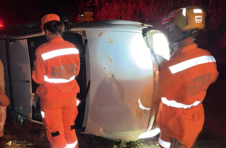 Jovem fica ferido após capotamento em estrada rural de Alfenas