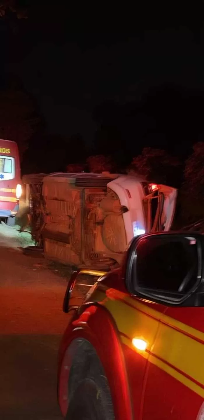 Jovem fica ferido após capotamento em estrada rural de Alfenas