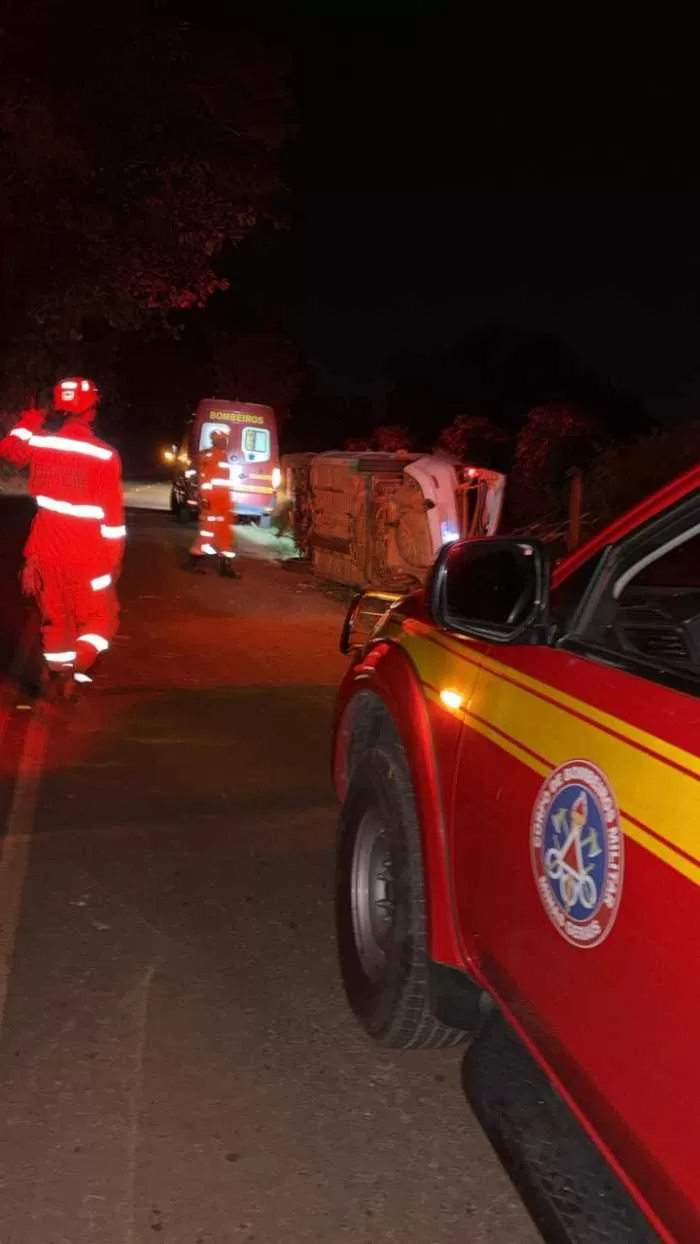 Jovem fica ferido após capotamento em estrada rural de Alfenas