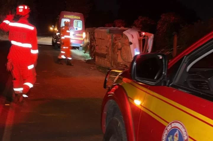 Jovem fica ferido após capotamento em estrada rural de Alfenas