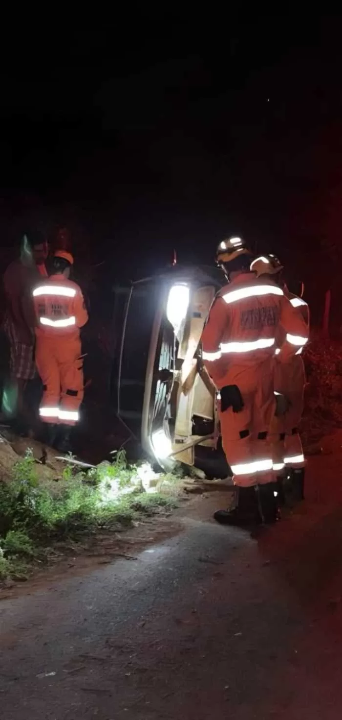 Jovem fica ferido após capotamento em estrada rural de Alfenas