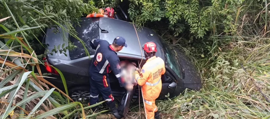Carro cai em ribanceira na MGC-369 e deixa uma pessoa ferida em Alfenas