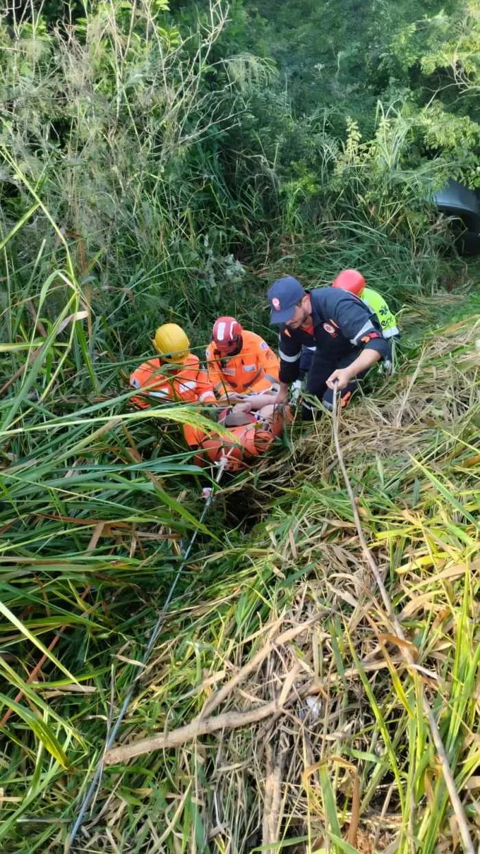 Carro cai em ribanceira na MGC-369 e deixa uma pessoa ferida em Alfenas