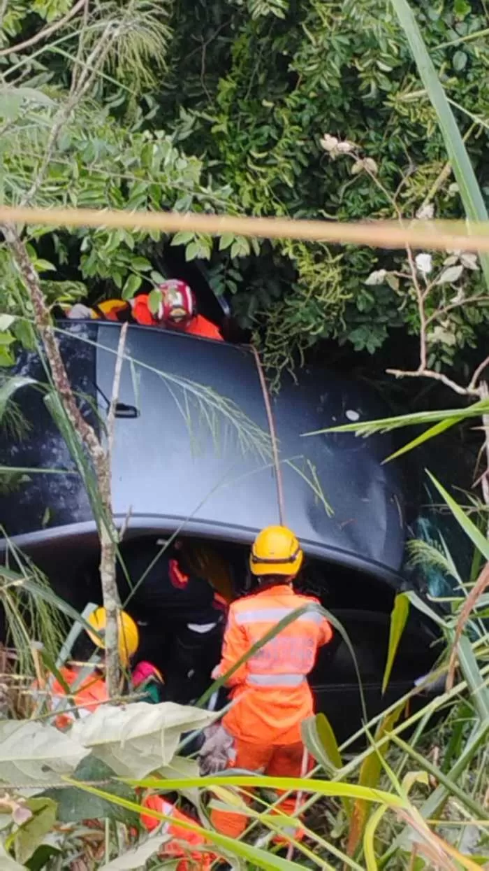 Carro cai em ribanceira na MGC-369 e deixa uma pessoa ferida em Alfenas