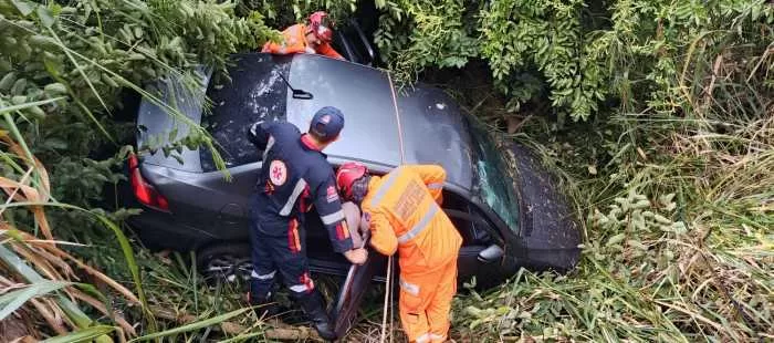 Carro cai em ribanceira na MGC-369 e deixa uma pessoa ferida em Alfenas