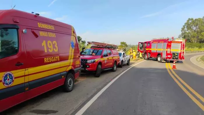 Carro cai em ribanceira na MGC-369 e deixa uma pessoa ferida em Alfenas