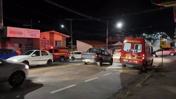 Ciclista fica ferido após colisão em cruzamento de Alfenas