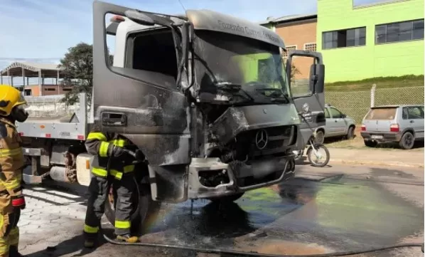 Caminhão sofre princípio de incêndio por pane elétrica em Alfenas