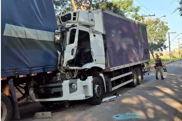 Caminhão colide na traseira de veículo estacionado e motorista fica preso às ferragens em Alfenas