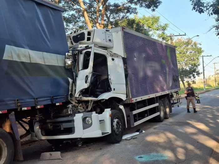 Caminhão colide na traseira de veículo estacionado e motorista fica preso às ferragens em Alfenas