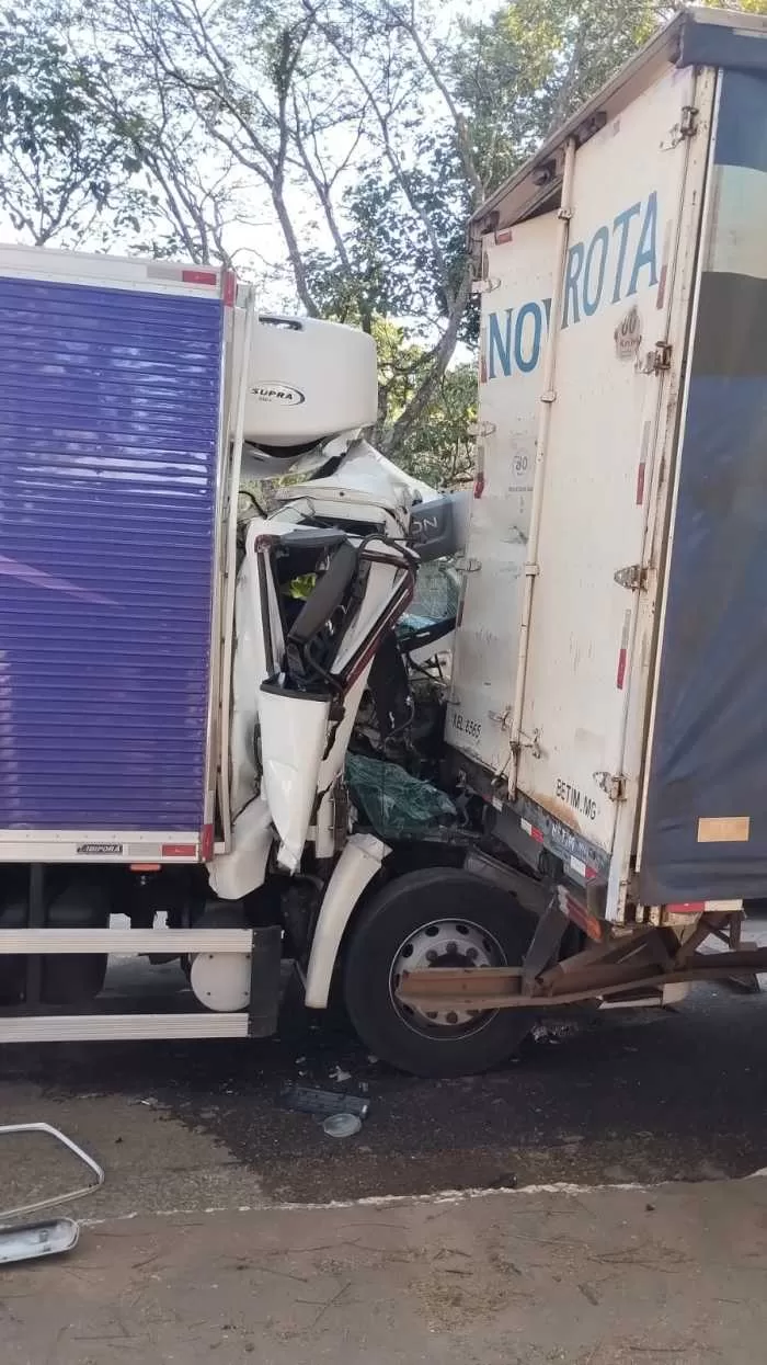 Caminhão colide na traseira de veículo estacionado e motorista fica preso às ferragens em Alfenas