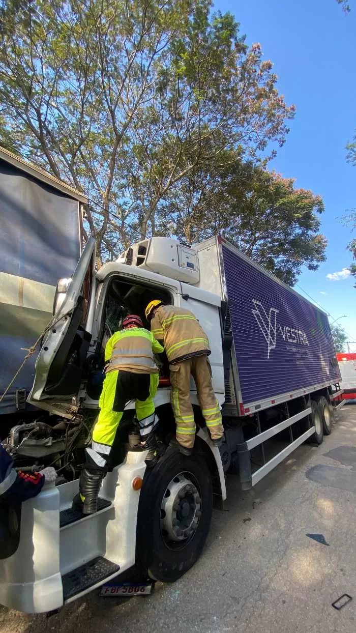Caminhão colide na traseira de veículo estacionado e motorista fica preso às ferragens em Alfenas