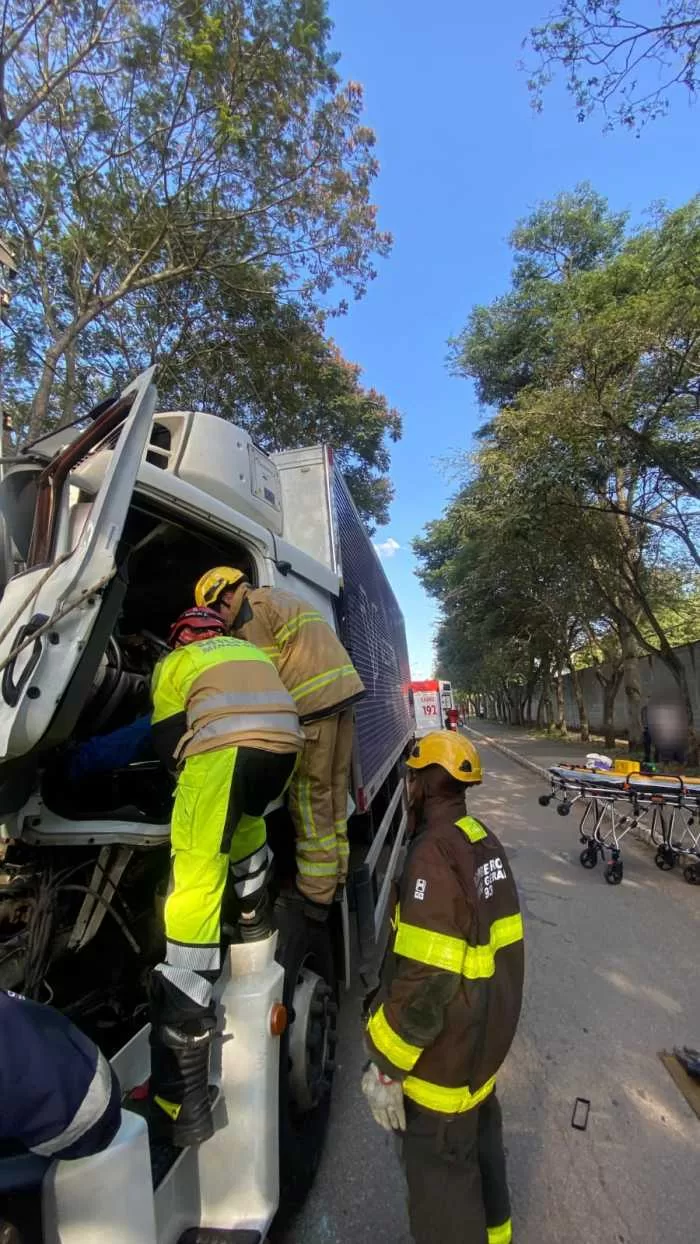 Caminhão colide na traseira de veículo estacionado e motorista fica preso às ferragens em Alfenas