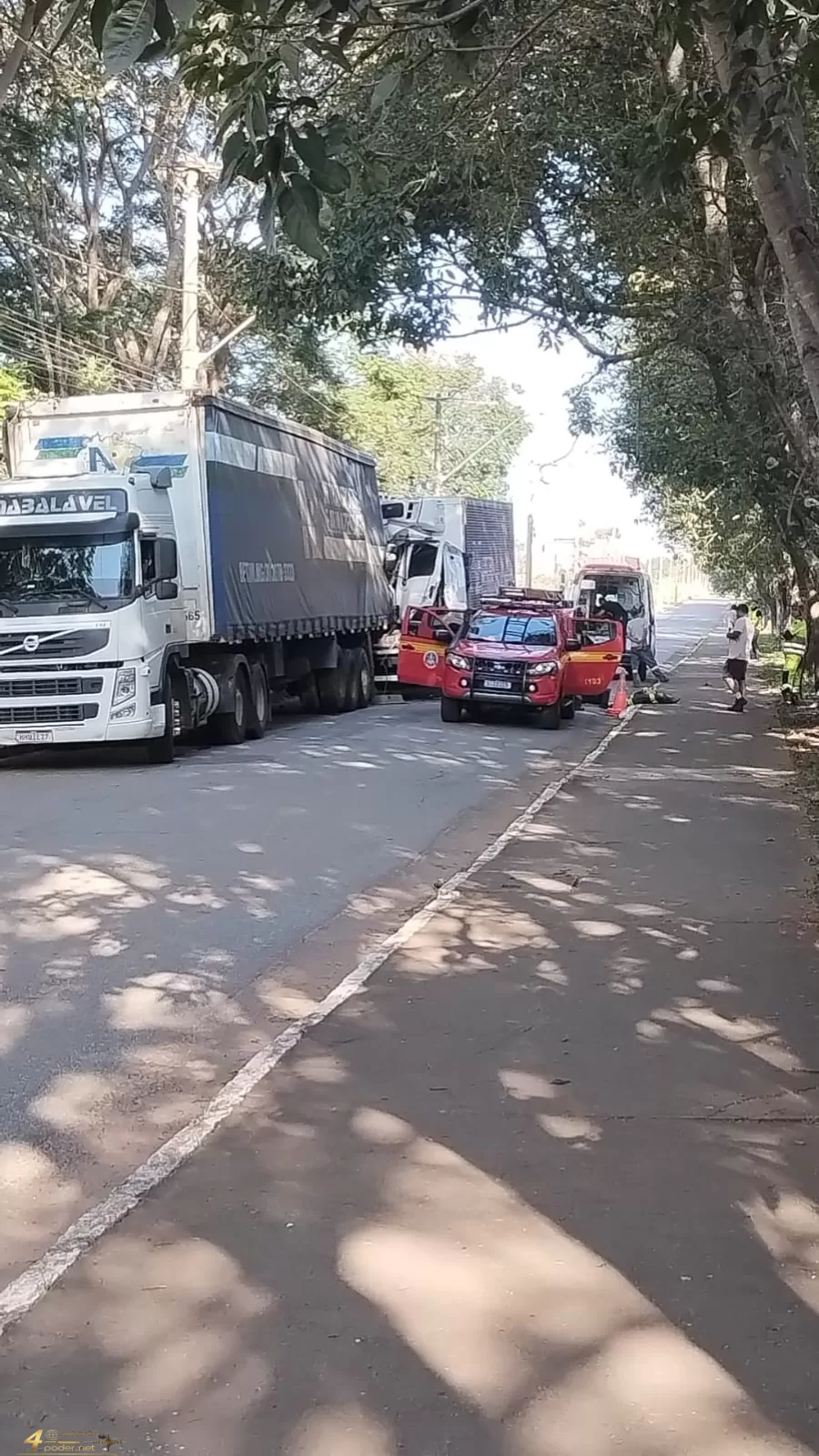 Caminhão colide na traseira de veículo estacionado e motorista fica preso às ferragens em Alfenas