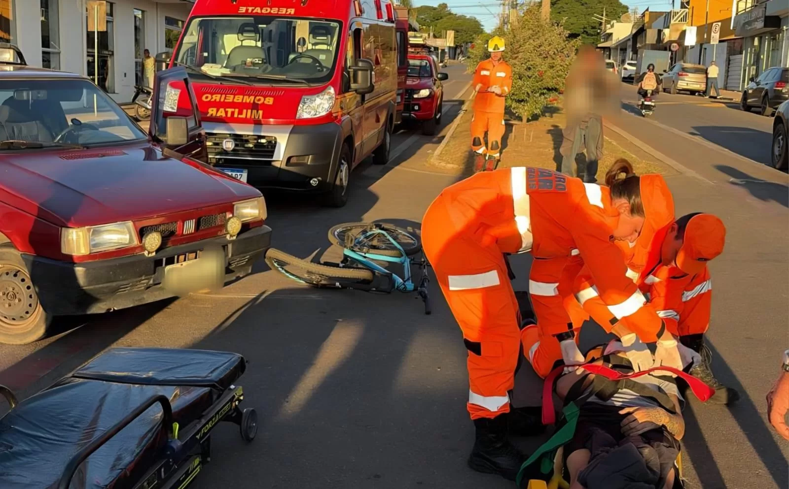 Acidente na Avenida Henrique Munhoz Garcia: Ciclista sofre queda após colisão com veículo em Alfenas