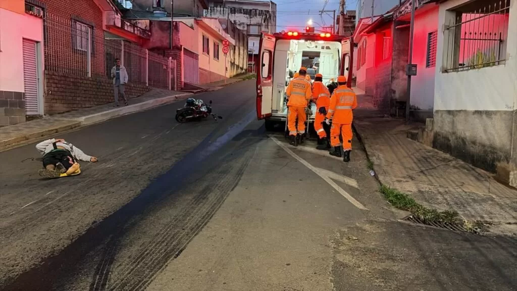 Derramamento de óleo causa acidentes e ferimentos em motociclistas em Alfenas