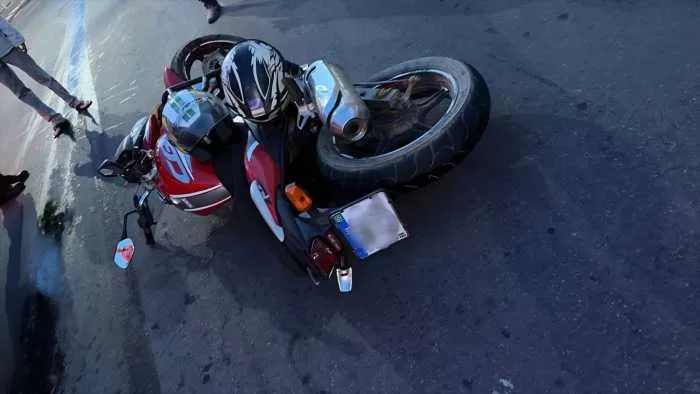 Derramamento de óleo causa acidentes e ferimentos em motociclistas em Alfenas