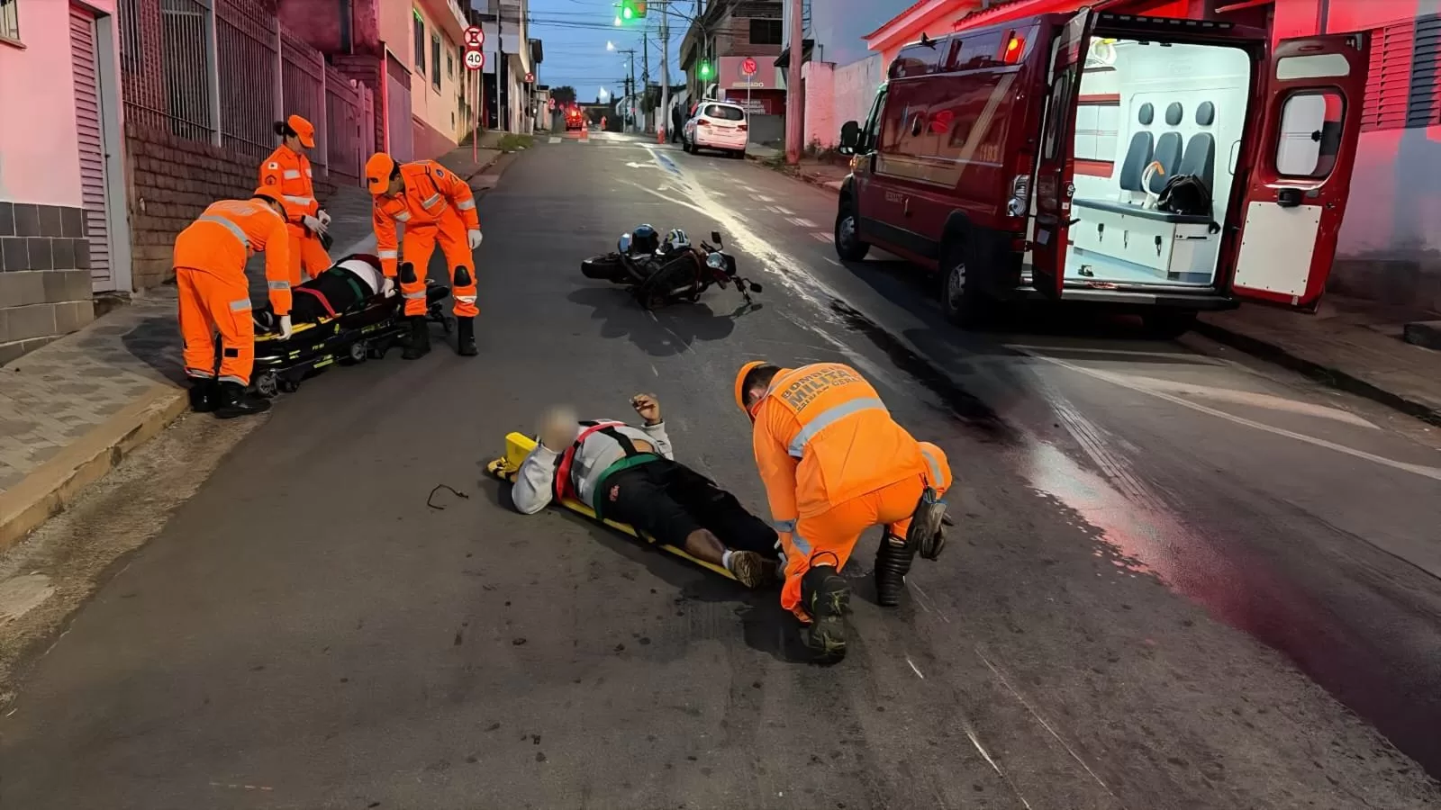Derramamento de óleo causa acidentes e ferimentos em motociclistas em Alfenas
