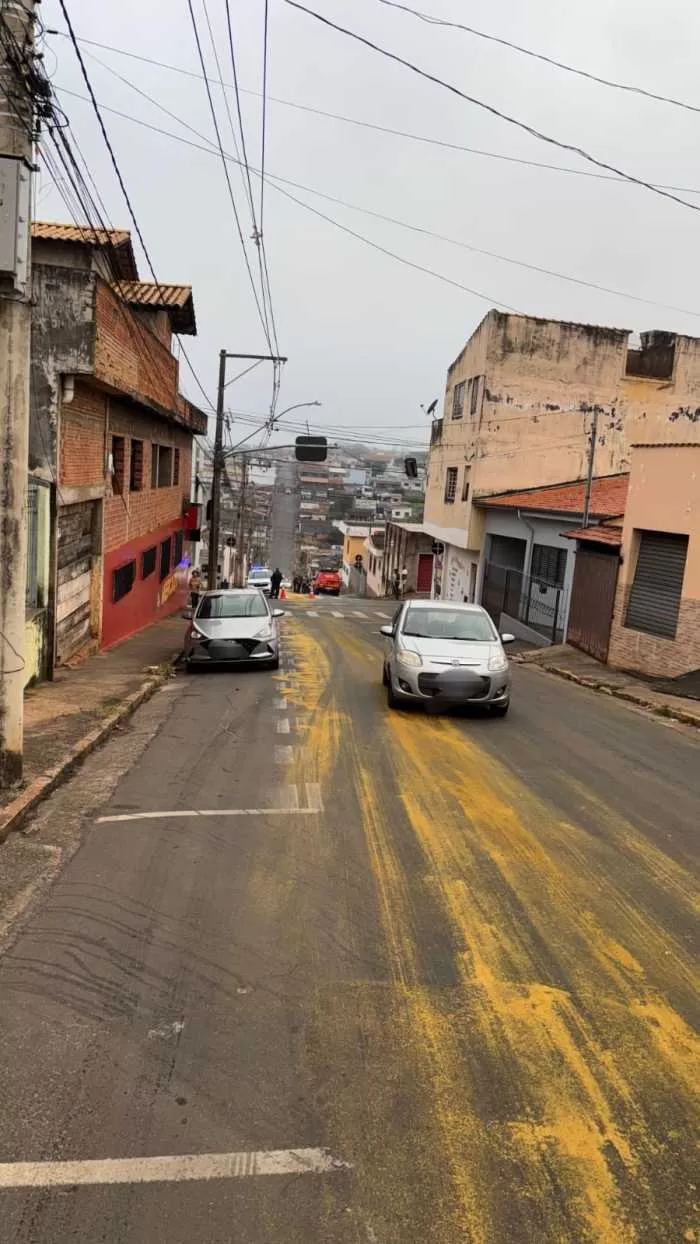 Derramamento de óleo causa acidentes e ferimentos em motociclistas em Alfenas