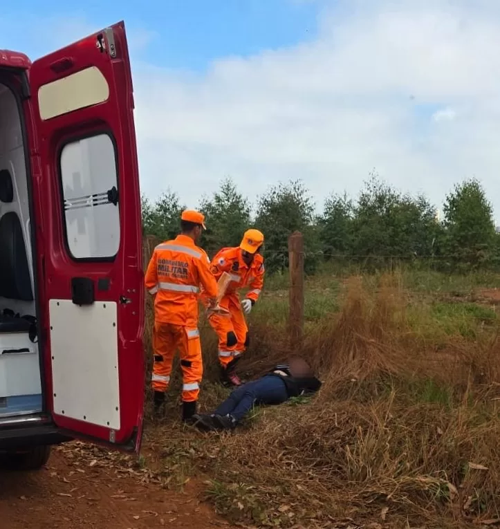 Motociclista fica ferida após queda em estrada vicinal próxima ao bairro Cidade Jardim, em Alfenas