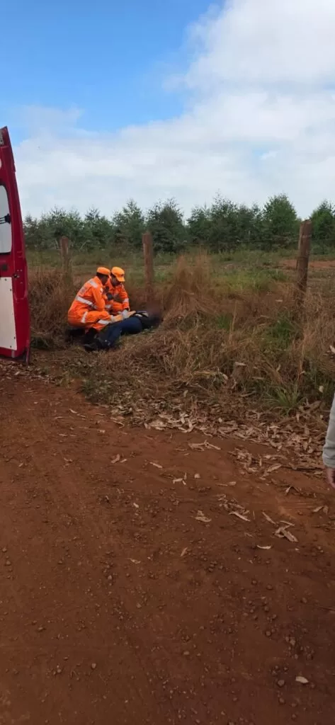Motociclista fica ferida após queda em estrada vicinal próxima ao bairro Cidade Jardim, em Alfenas