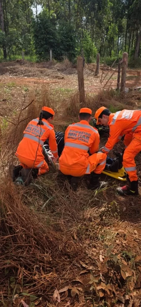 Motociclista fica ferida após queda em estrada vicinal próxima ao bairro Cidade Jardim, em Alfenas